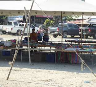 Stand außerhalb des Blechdachs