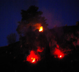 Notfeuer in den kleinen Höhlen