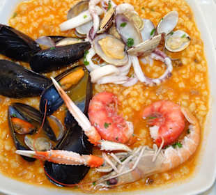 Fregula mit Meeresfrüchten in der Trattoria