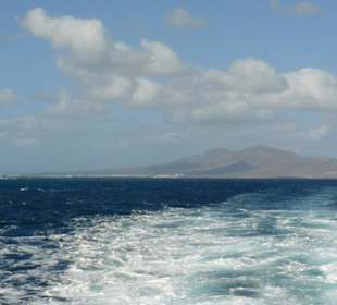 Im Hintergrund ist die Insel Lanzarote