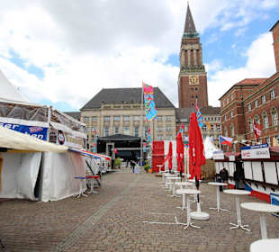 Der Rathausturm vom Hafen