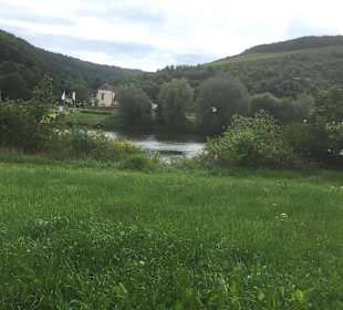 Auf der anderen Moselseite liegt das ehemalige Kloster Mache