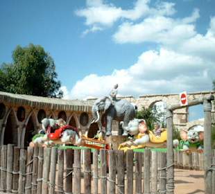 Kinder-Flieger-Karusell mit Tierfiguren