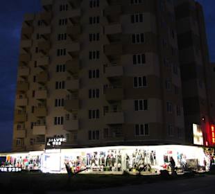 Textilien-Boutique gegenüber Delphin Palace Hotel