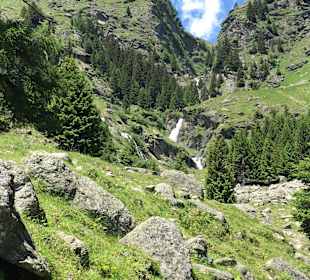 Wasserfälle & Gebirge hinter Bergrestaurant