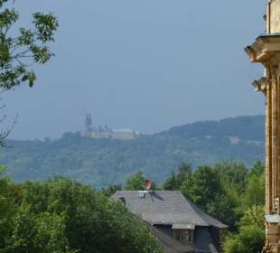 Blick vorbei an Wallfahrtskirche zum Kloster Banz