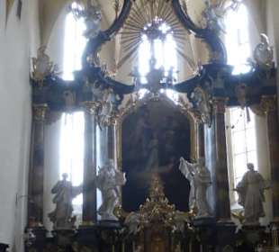 Hochaltar mit dem Altarbild der Krönung von Maria