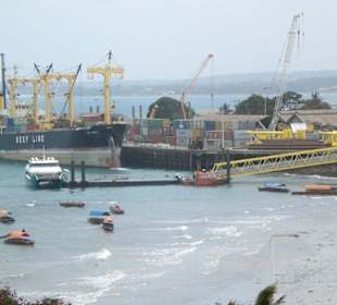 Blick von oben auf den Hafen in Stone Town