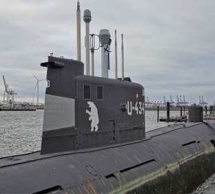 Das U-Boot "U-434" im Wasser der Elbe