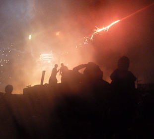 Ballon hängt an Strommast. Feuerwerk entlädt sich