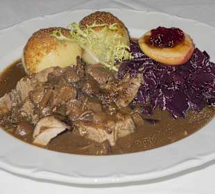 Wildbraten-Waldpilzsauce,Rotkohl,Kartoffelklöße