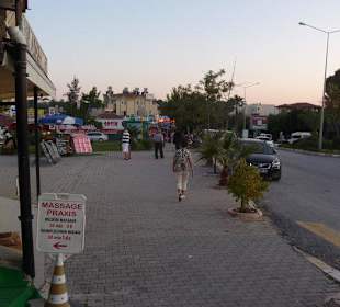 Einkaufsstrasse vor dem Hotel