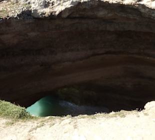 Blick die Höhle von Benagil vom „Höhenweg“ aus
