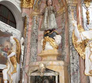 Nebenaltar mit Reliquienschrein