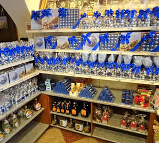 Blick auf die Auslagen der Confiserie Holzermayr