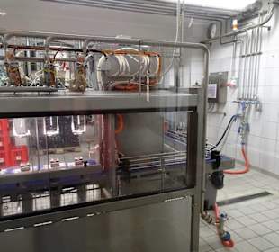 Moderne Flaschenabfüllung in der Hausbrauerei