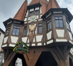 Rathaus mit Osterhasen