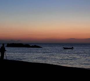 Kamari. Wschód slońca na plaży.