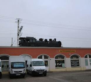 Alte Lok über der Autovermietung