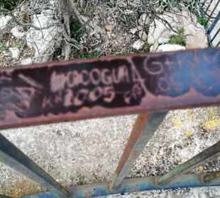 Piraten-Standort Geländer Inschriften