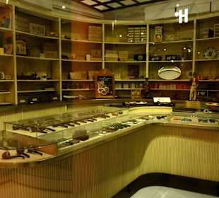 Alter Zigarrenladen im Magazin des Museums