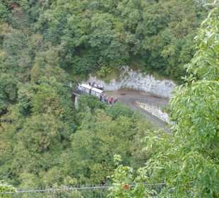 Blick auf den Weg und die Shuttlehaltestelle