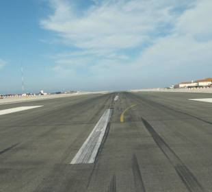 Gleich hinter der Grenze, die Start- u. Landebahn
