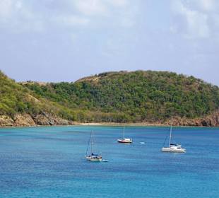 Blick von einem Aussichtspunkt auf das Meer