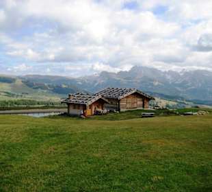 Berghütte umgebend von grünen Wiesen