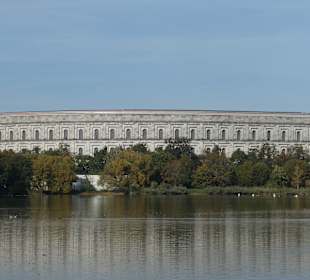 Blick über den Dutzendteich zur Kongresshalle