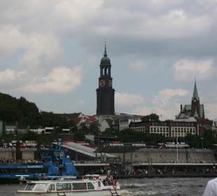 Michel und St. Pauli, Landungsbrücken von der Elbe