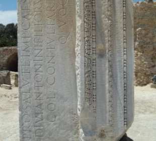 Friesfragment in der Ruine der Therme