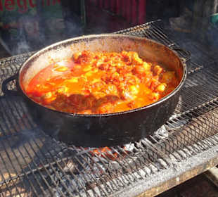 Küche am Meer - hier ein Cari auf dem Feuer