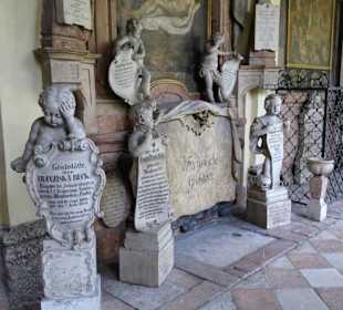 In den Gruftarkaden des Sebastiansfriedhofes