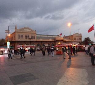 Platz in Richtung Fährhafengebäude