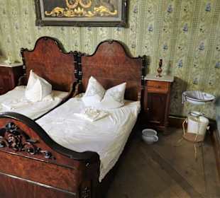 Rundgang durch die Räume des Wasserschlosses