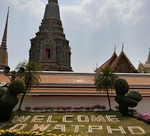 Im Tempel beim liegenden Budda