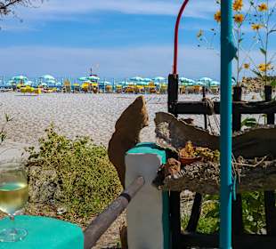 Blick von der Beachbar zum Strand vorm Hotel