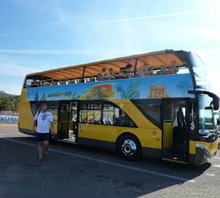 Offener Doppeldeckerbus mit Sonnenschutz