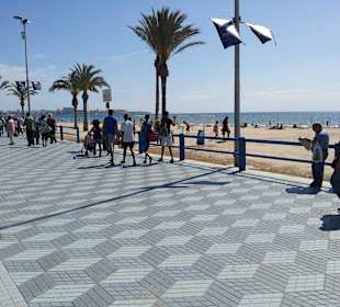 Die lebhafte Strandpromenade