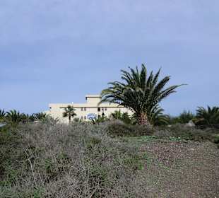 Blick vom Strand auf das Hotel