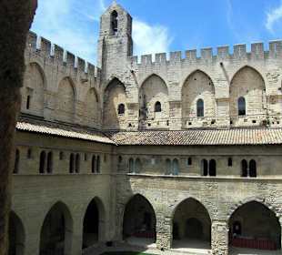 Im Innenhof des Palastes