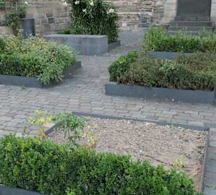 Der Karlsgarten hinter dem westlichen Rathausturm