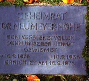 Neumeyer - Höhe Gedenktafel