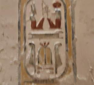 Schriftzeichen im Grabmal