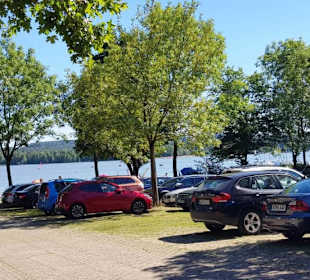 Parkplätze auch am See selbst