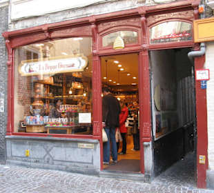 Rechts im Bild die Gasse
