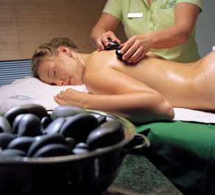 Massage mit heißen Steinen