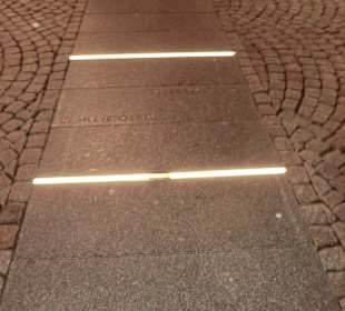 Leuchtendes Welterbeband durch Hildesheim