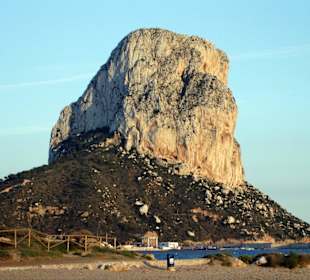 Der Peñón de Ifach vom Strand aus